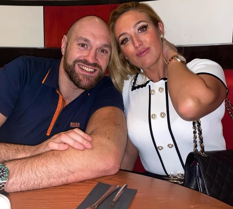 Тягає мене весь час: дружина Ф'юрі в топі та лосинах показалася з коханим у тренажерці