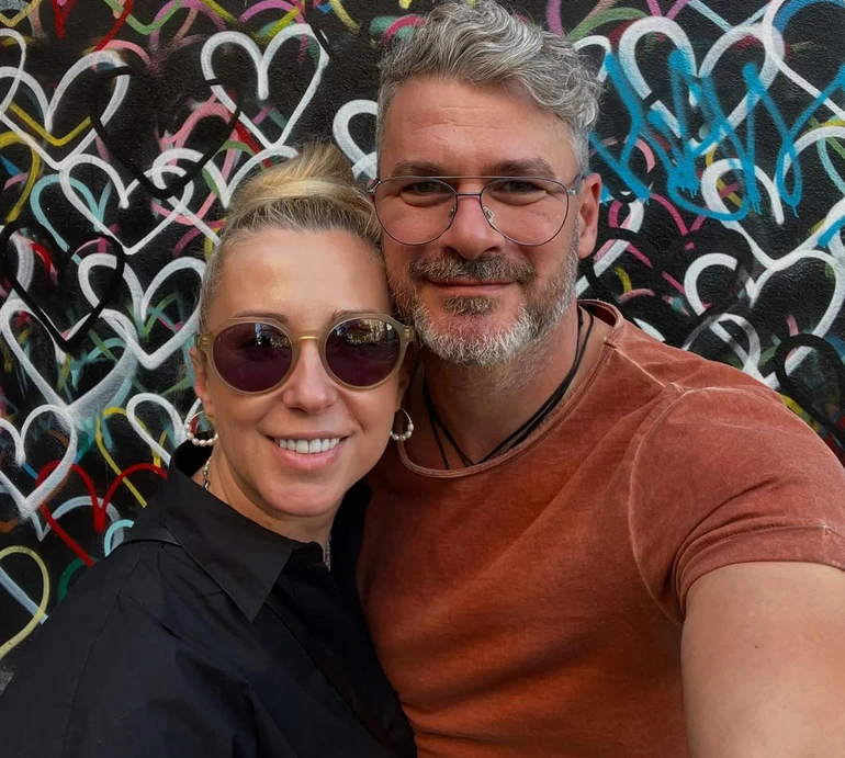 Мчу до тебе: Мірзоян з нагоди 8-річчя шлюбу заселфився з трояндами для своєї бусінки