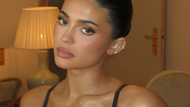 Кайлі Дженнер у спідньому та срібній сукні з торочками випнула пишний бюст на фото з Парижа