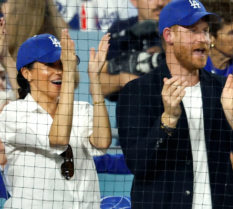 Меган Маркл із принцом Гаррі у чорно-білих луках засвітилися на бейсбольному матчі у Лос-Анджелесі