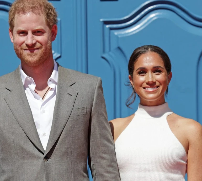 Кохання з першого погляду чи одержимість: інсайдер заявив, що принц Гаррі сталкерив Меган Маркл у соцмережах