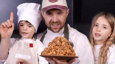 Кацуріни готують: ресторатор із дітьми показав рецепт смачнющого торту Мурашник