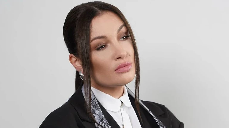 Не зобов'язана бути зручною: Приходько нецензурним жестом показала свою реакцію на хейт