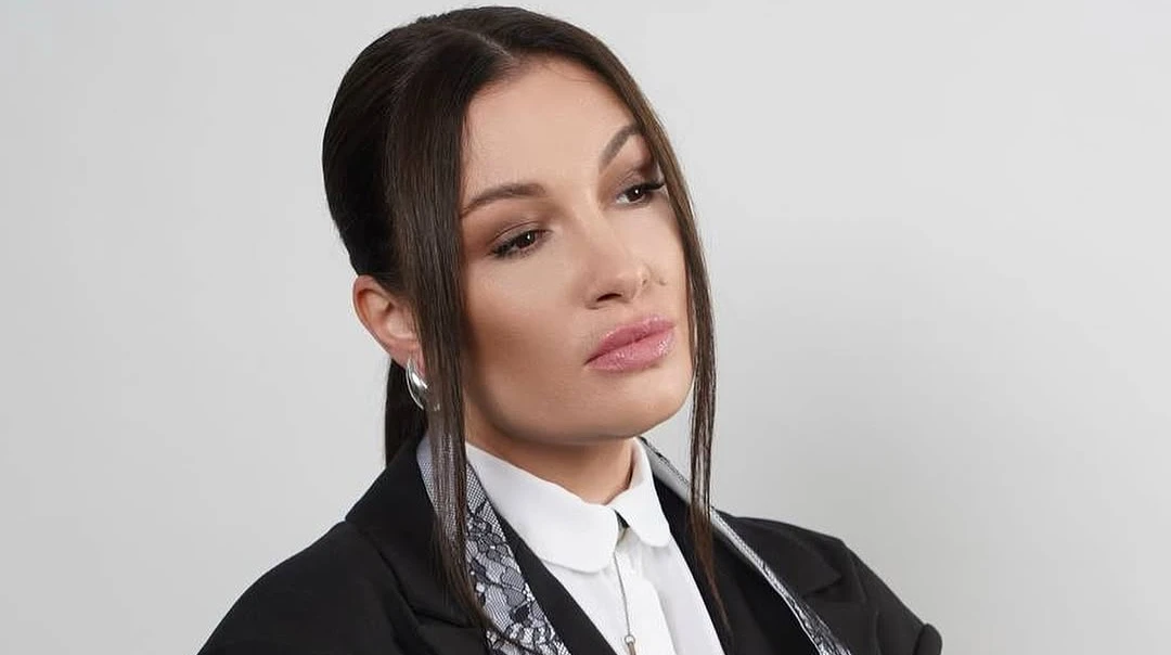 Не зобов'язана бути зручною: Приходько нецензурним жестом показала свою реакцію на хейт