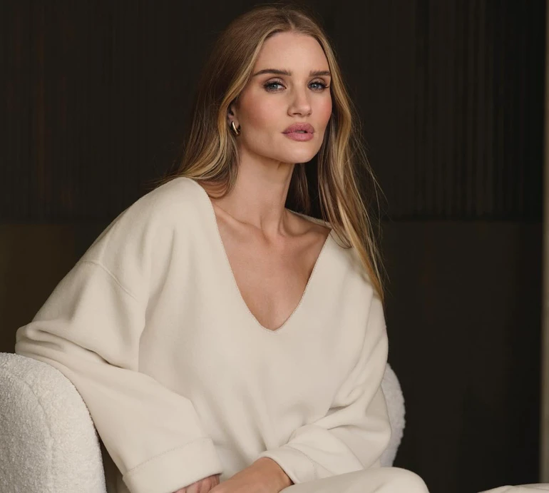 Наречена Стейтема у білих шортах і ліфчику похвалилася рель'єфним тілом у спортзалі. Фото