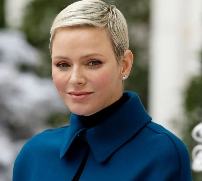 Княгиня Шарлін пригорнула до себе сина і доньку на ніжному фото