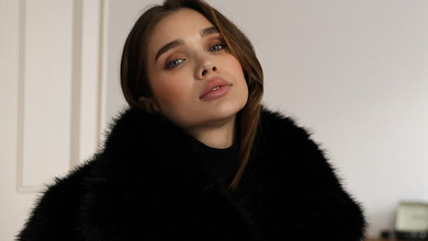 Зафіксували намертво: Саша Бо наробила портретів із зачіскою-вензелями. Фото