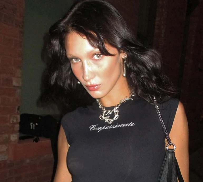 Белла Хадід у срібній сукні повторила відомий лук Йовович 28-річної давнини. Фото