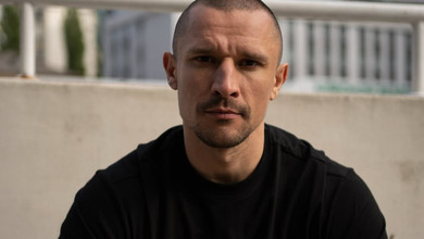 Цимбалюк у білому та з метеликом офіційно показався в ролі Холостяка на зйомках шоу. Фото