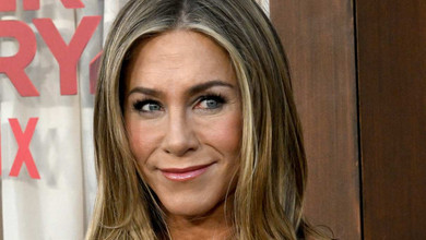 Любовний гіпноз? 56-річну Еністон запідозрили у романі з представником незвичної професії