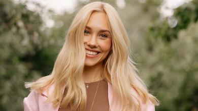 Квіткова у шортах і бікіні посвітила рельєфним пресом та побавилася з сином на літніх фото