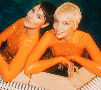 Дорослі дівчата можуть все: Полякова з Єфросиніною в латексі та з короткими зачісками здивували ще одним спільним кліпом