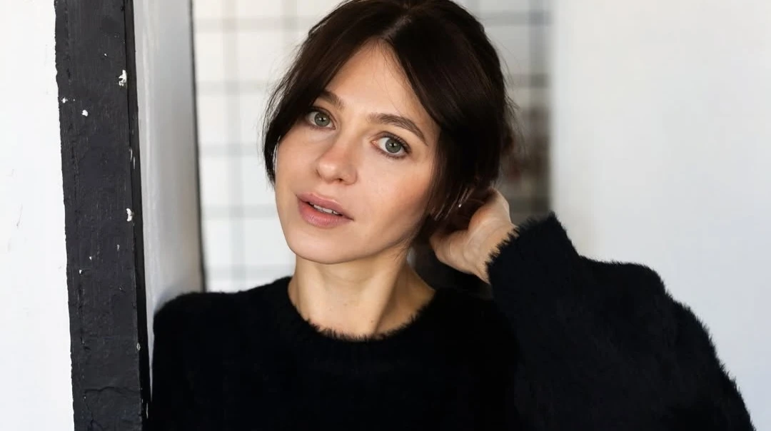 Дружина Федорова у волохатому светрі посвітила стрункими ногами на святкових фото