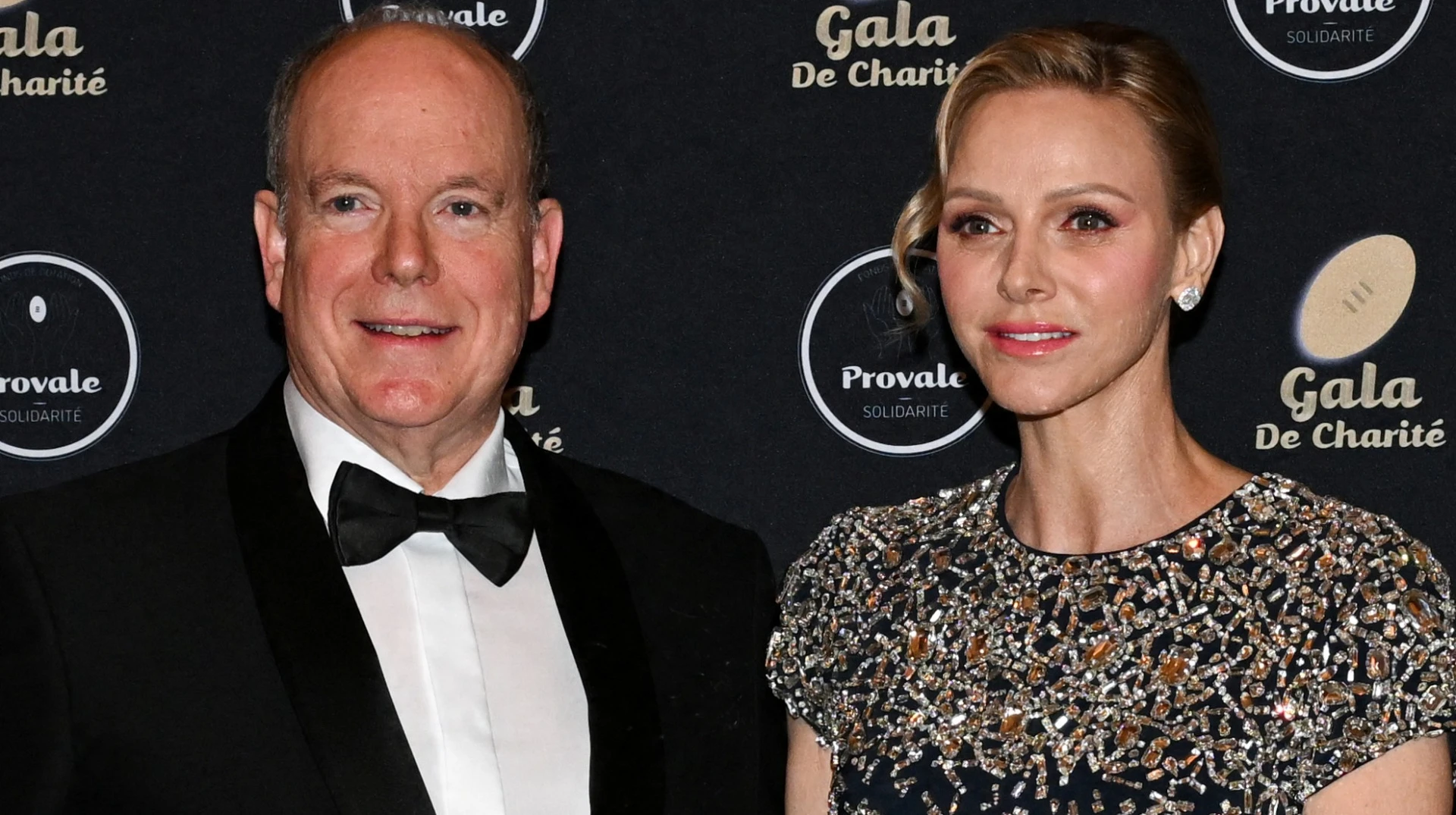 Княгиня Шарлін у розкішній сукні зі стразами за понад $14 тисяч попозувала на хіднику у Парижі