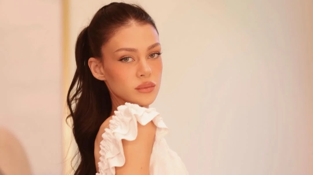 Невістка Бекхемів у металевому топі та жакеті на голе тіло млосно попозувала для ювілейного випуску Elle. Фото