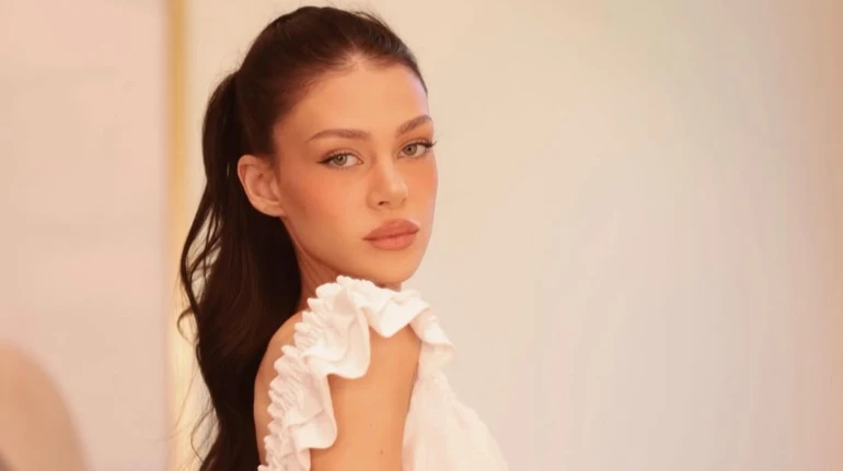 Невістка Бекхемів у металевому топі та жакеті на голе тіло млосно попозувала для ювілейного випуску Elle. Фото