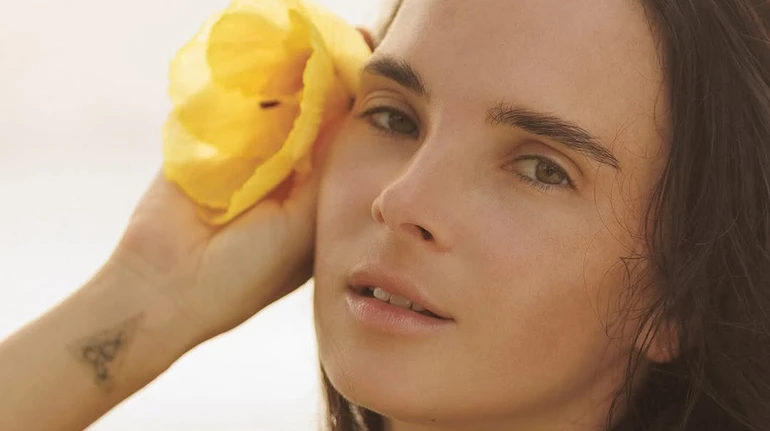 Ну богиня я: Мірошниченко у топі та широких штанях блиснула пресом під час млосних танців. Відео