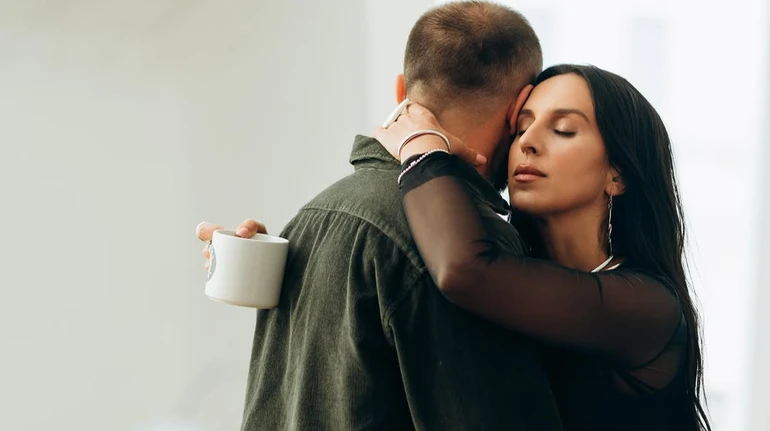 Серед усього цього ми зустріли одне одного: Джамала милими кадрами привітала чоловіка з ромашковим весіллям