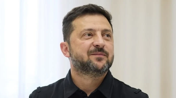 Піднімав штангу і вчився стріляти з лука: Зеленський в Івано-Франківську активно провів час із ветеранами-спортсменами. Відео