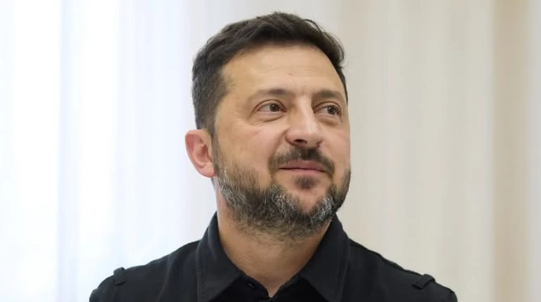Піднімав штангу і вчився стріляти з лука: Зеленський в Івано-Франківську активно провів час із ветеранами-спортсменами. Відео