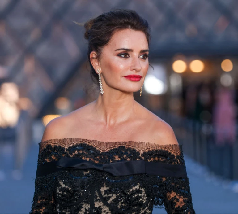 Крус у мереживному комбінезоні зі шлейфом вишукано попозувала на хіднику. ФОТО