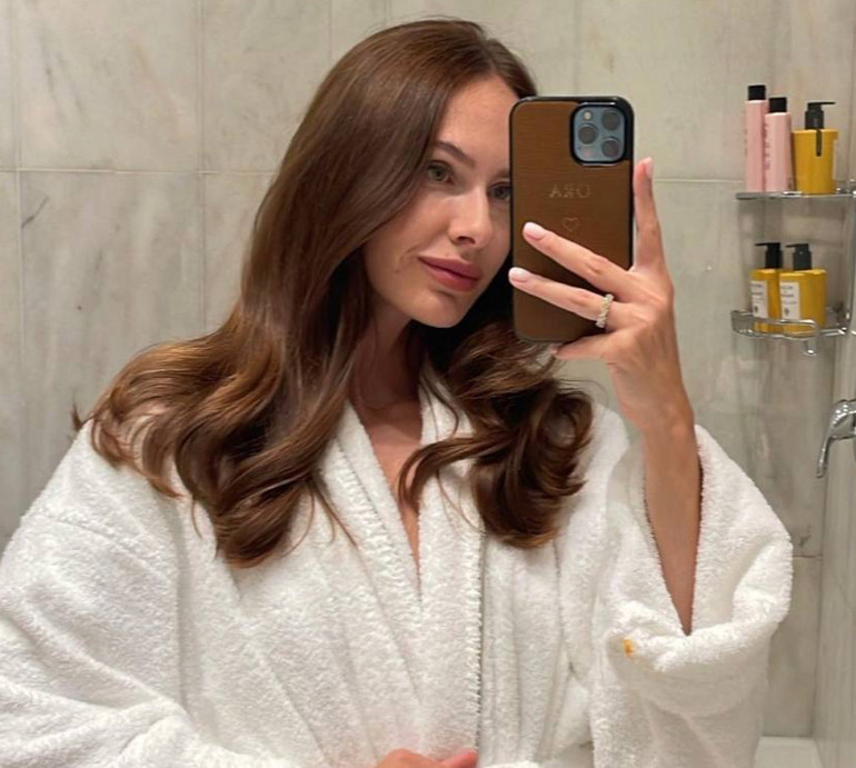 Остапчук у джинсовому міні посвітила голими ногами на тлі Барселони