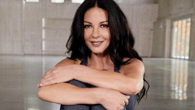 54-річна Зета-Джонс без мейкапу заселфилася у купальнику на тлі романтичної ванни