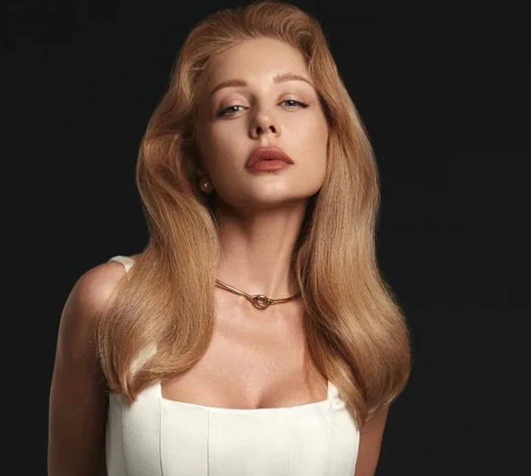 Кароль попозувала у вишуканому білому луці та назвала основний елемент жіночої краси