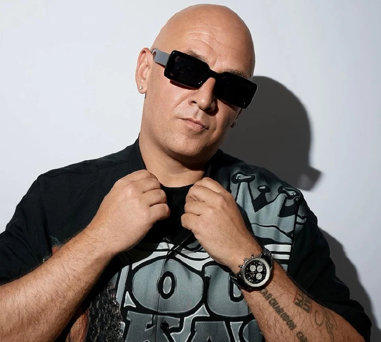 Буде замість кліпу? Потап під нову пісню Каменських скупав свою лисину в молоці