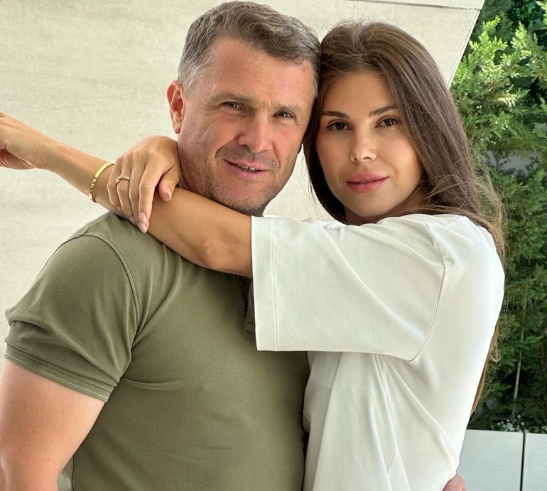 Ти наш компас: дружина ніжно привітала Реброва з 50-річчям та показалася в його обіймах. Фото