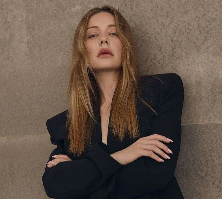 Млосна Кароль у чорній двійці посвітила оголеним персом для фото