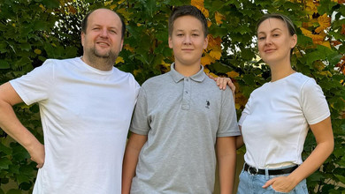 Уже на пів голови вищий за батька!: Бронюк привітав сина з 14-річчям та показав трюк із його мамою