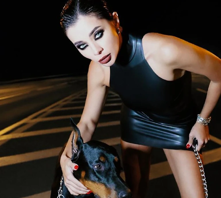 Неплях у шкіряному міні наробила зухвалих фото з доберманом та у люксовому авто