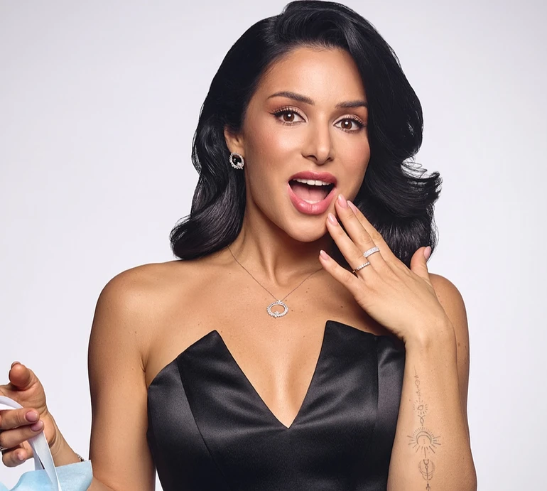 Ніжна квітка vs зухвалий блек: Огнєвіч у весняних луках показала різну себе. Відео