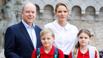 Темний низ та яскраві поло: князь і княгиня Монако провели до школи 10-річних двійнят