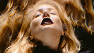 Кароль із чорними губами драматично пообіймала себе на підлозі