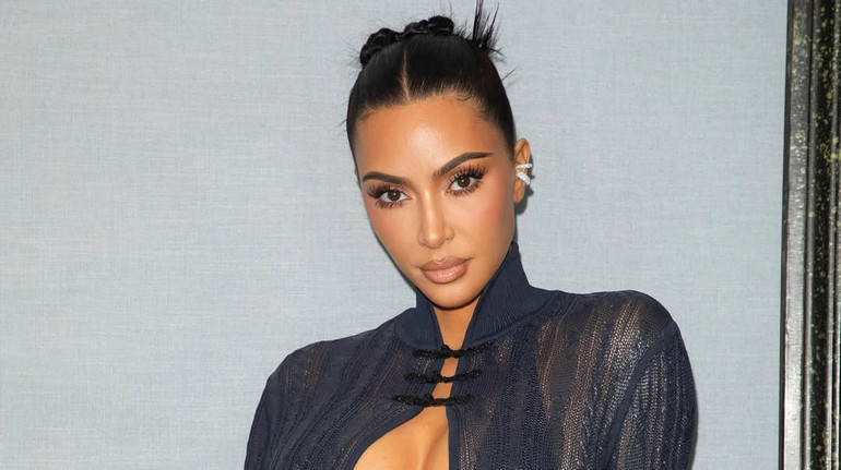 Кардашян на Super Bowl помітили за фліртом із бойфрендом-автогонщиком: про що вони говорили