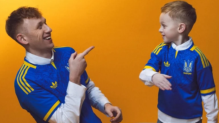 Рудинський з 5-річним сином кумедно попозували у футболках збірної України