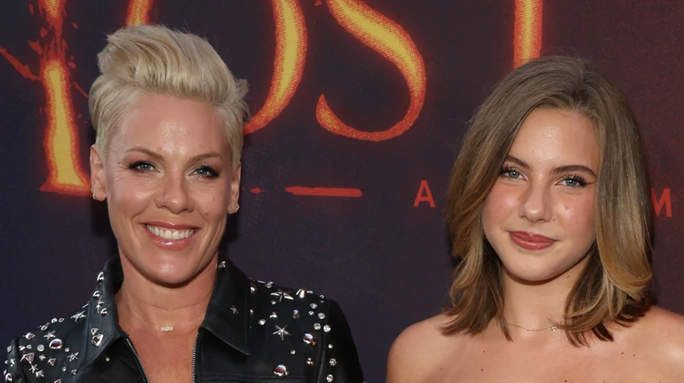 14-річна дочка Пінк у корсетному максі без бретелей попозувала з мамою на прем'єрі мюзиклу. Фото