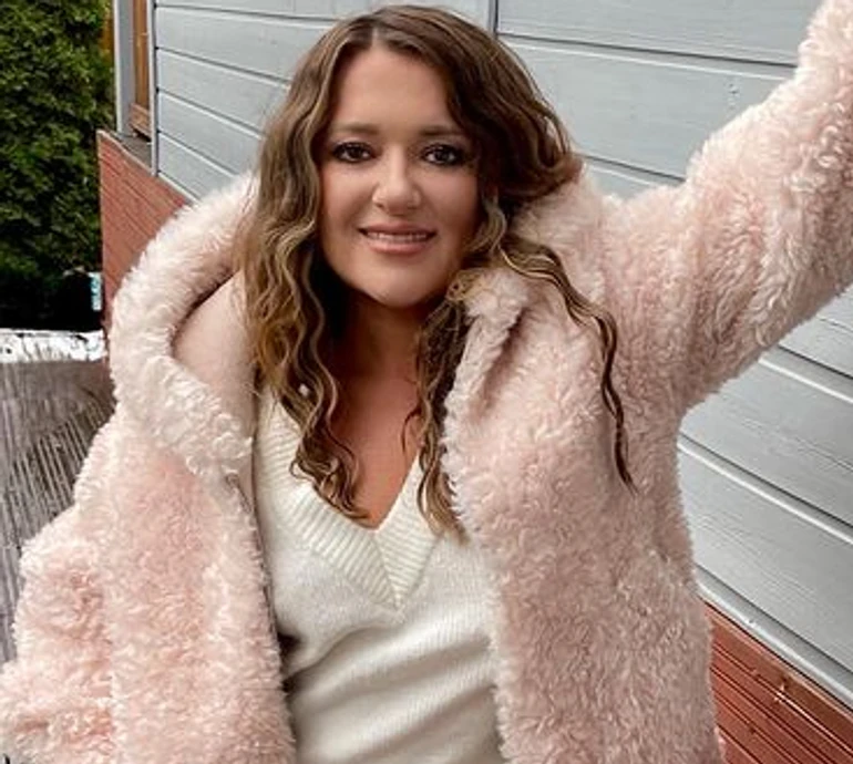 Могилевська у пудровій шубі кокетливо задерла ніжку на ґанку. ФОТО