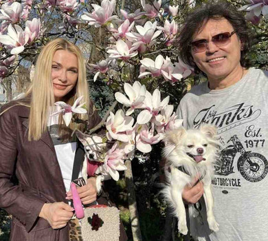 Сімейний вихід: Сумська з чоловіком, донькою і песиками помилувалася весняним цвітом у Києві