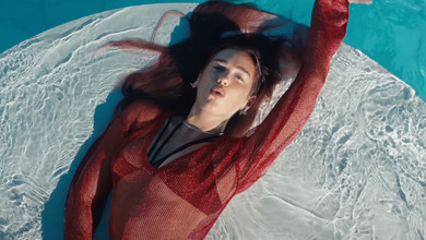 Синхронне плавання та звабливі луки: Муіньо зняла запальний кліп для британської зірки Дуа Ліпи