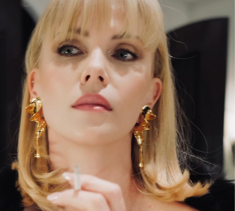 Цигарка, хутро і культова зачіска: Шарліз Терон ефектно відтворила кінороль Мішель Пфайффер
