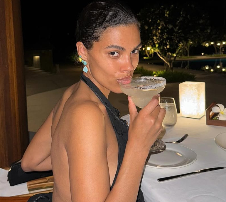 Кунакі у бікіні та мокрій сукні поспокушала формами на пляжі. Фото