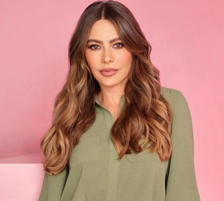 52-річна Вергара в самих стрінгах підставила сонцю пружні сідниці. Фото