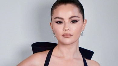 Гомес у самій футболці посвітила стрункими ніжками та повисіла на спині у нареченого. Відео