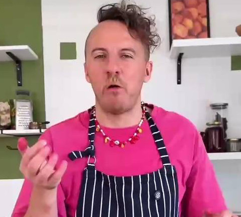 Чілі, буряк або гірчиця: Клопотенко порадив, з чим варто куштувати вишню