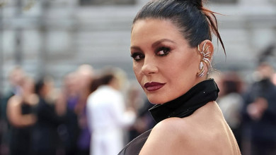 Зета-Джонс у вечірній сукні з глибоким вирізом і Ортега в обтислому луці захопили своїм виглядом на прем'єрі Венздей. Фото