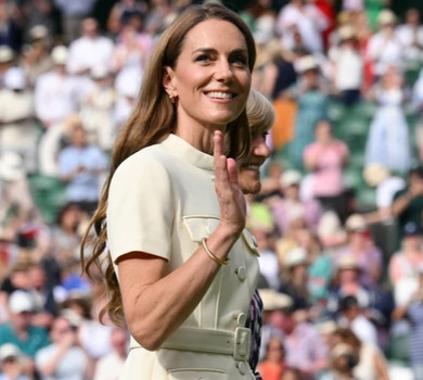 Міддлтон в елегантному монохромі та у кумедному капелюсі побажала перемоги жіночій команді з регбі