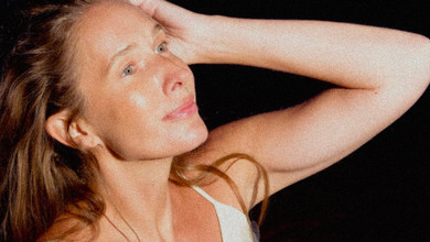 Осадча майже без макіяжу та в ніжній сукні показала ностальгію за літом на мокрому піску. Фото